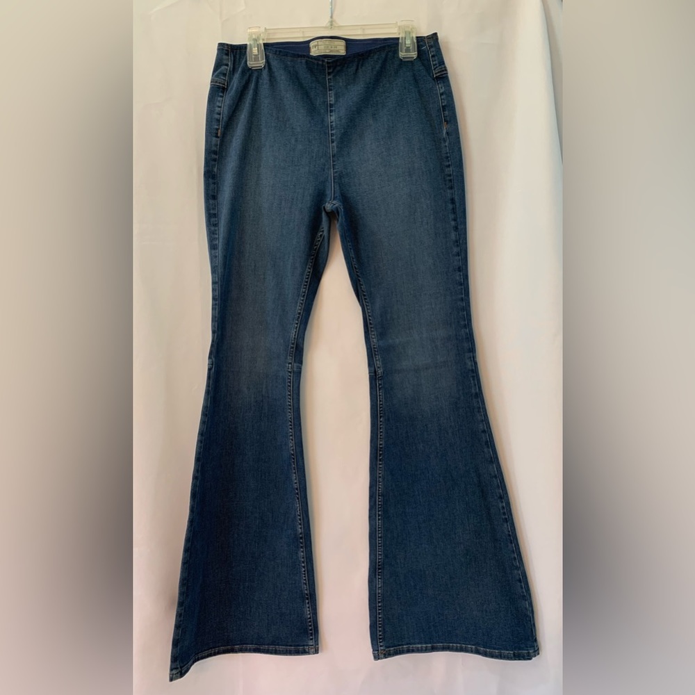FREE PEOPLE flared pull up blue jeans